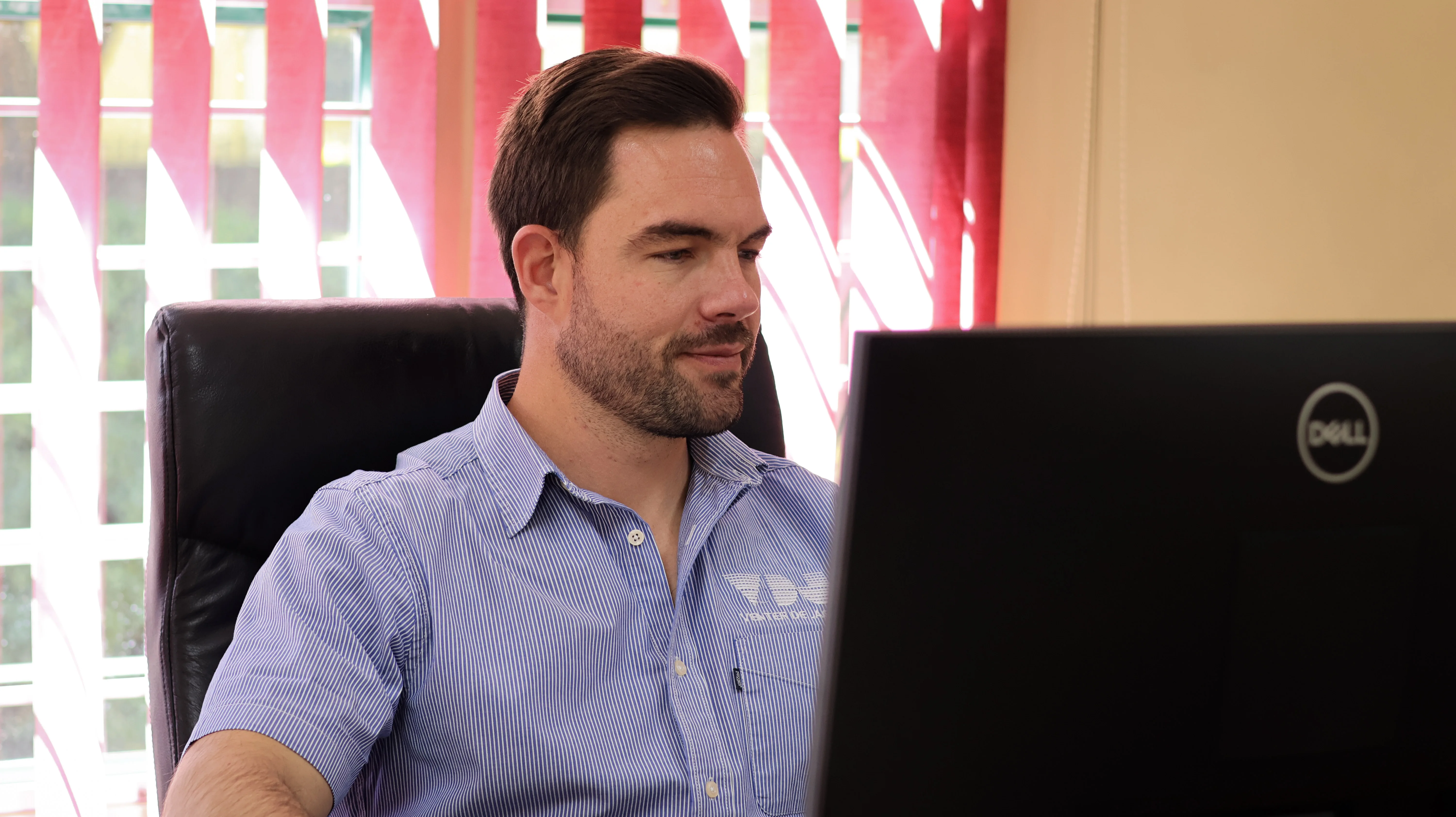 Venter de Jager team members collaborating over a document